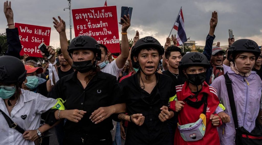 Manifestanti thailandesi a Bangkok contro la decisione della Corte costituzionale