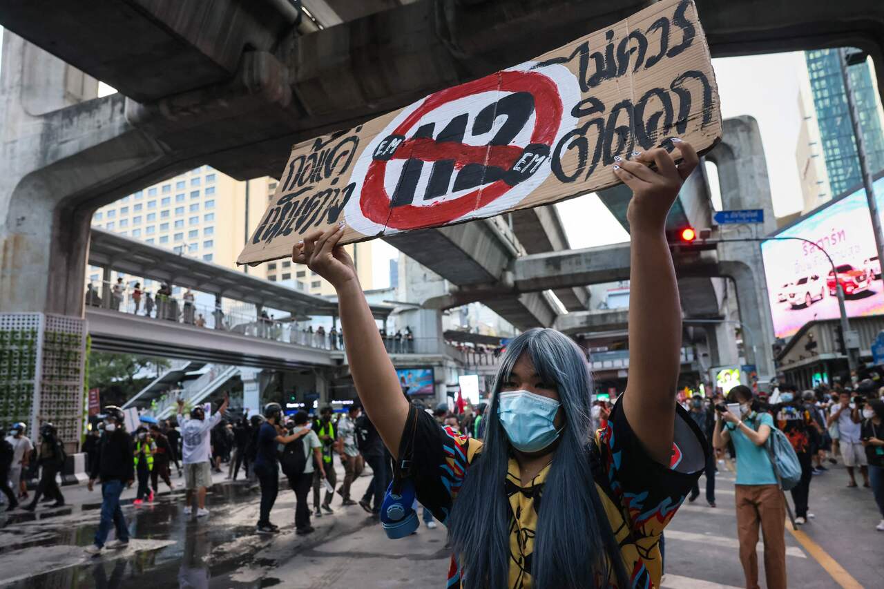 Manifestanti thailandesi nella capitale chiedono l'abolizione della legge sulla lesa maestà, nota anche come Articolo 112
