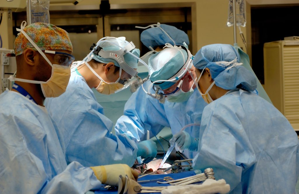 Chirurgo incide le sue iniziali sugli organi di due pazienti
