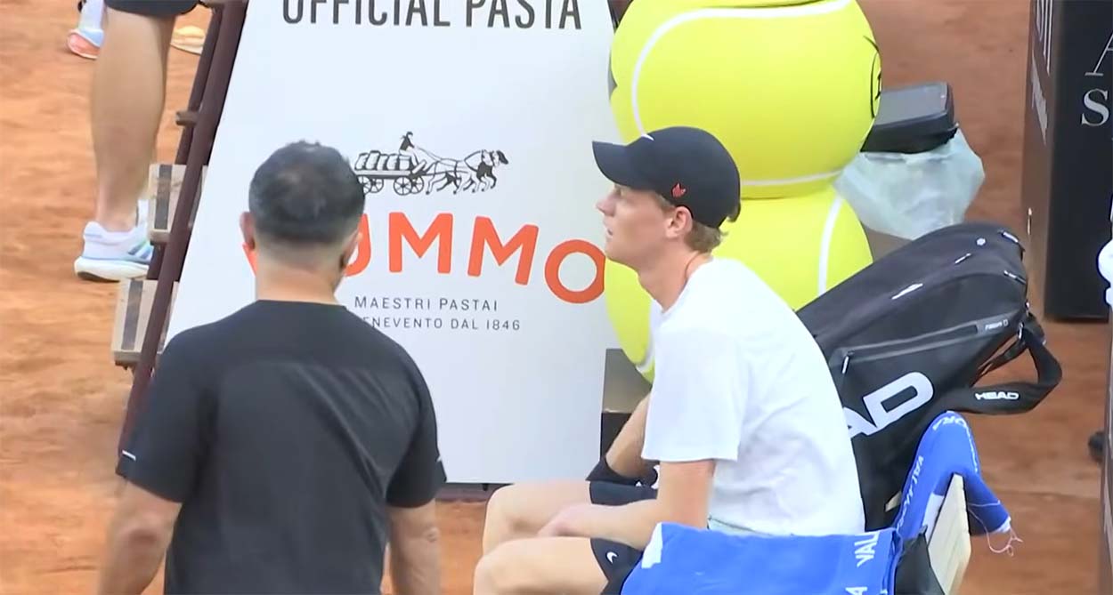 Sinner e lo show del pubblico sugli spalti nel primo allenamento a Roma