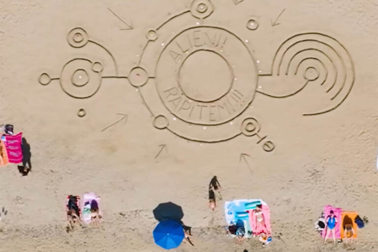 Su una spiaggia in Puglia alieni