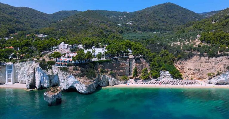 Una delle 10 spiagge più belle d'Italia si trova in Puglia sul Gargano