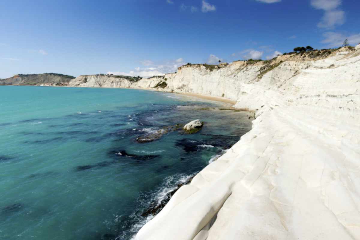 A nord di Otranto si apre la splendida Baia dei Turchi, una spiaggia protetta da una pineta profumata e da dune di sabbia finissima