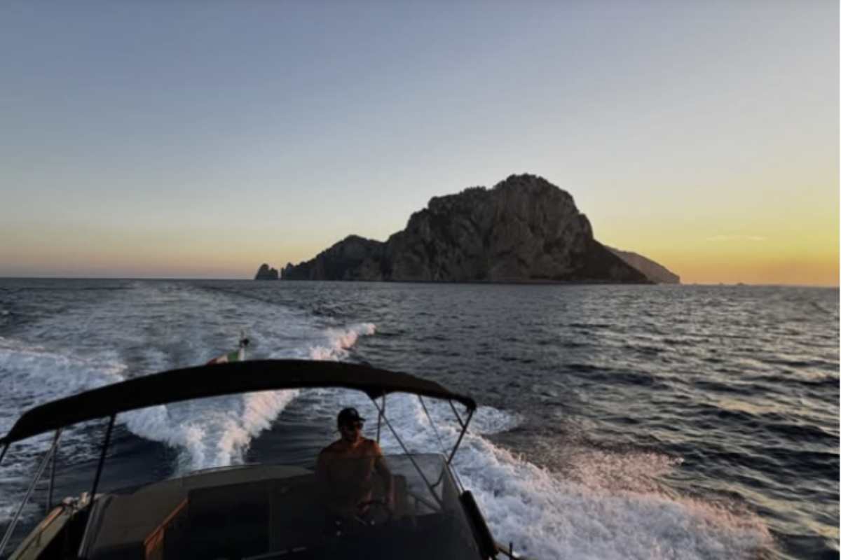 Il gozzo di Stefano De Martino rappresenta un investimento importante nel settore nautico di lusso. Il prezzo di mercato di un’imbarcazione