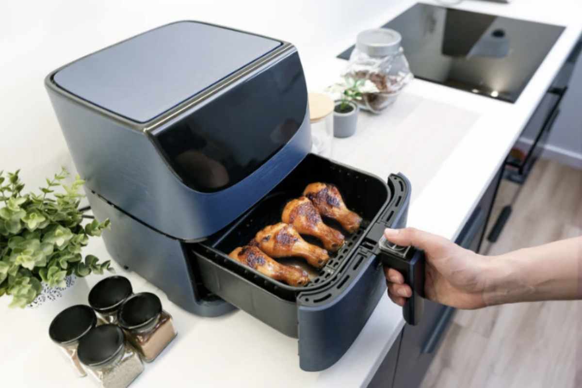 La chiave per una carne tenera e succosa nella friggitrice ad aria è un controllo attento di temperatura e tempi di cottura