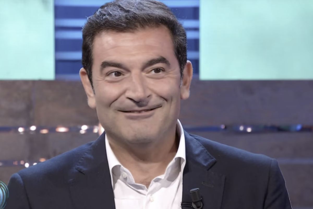 Caduta libera si distingue per il suo format originale e dinamico, che ha reinventato il classico quiz televisivo.