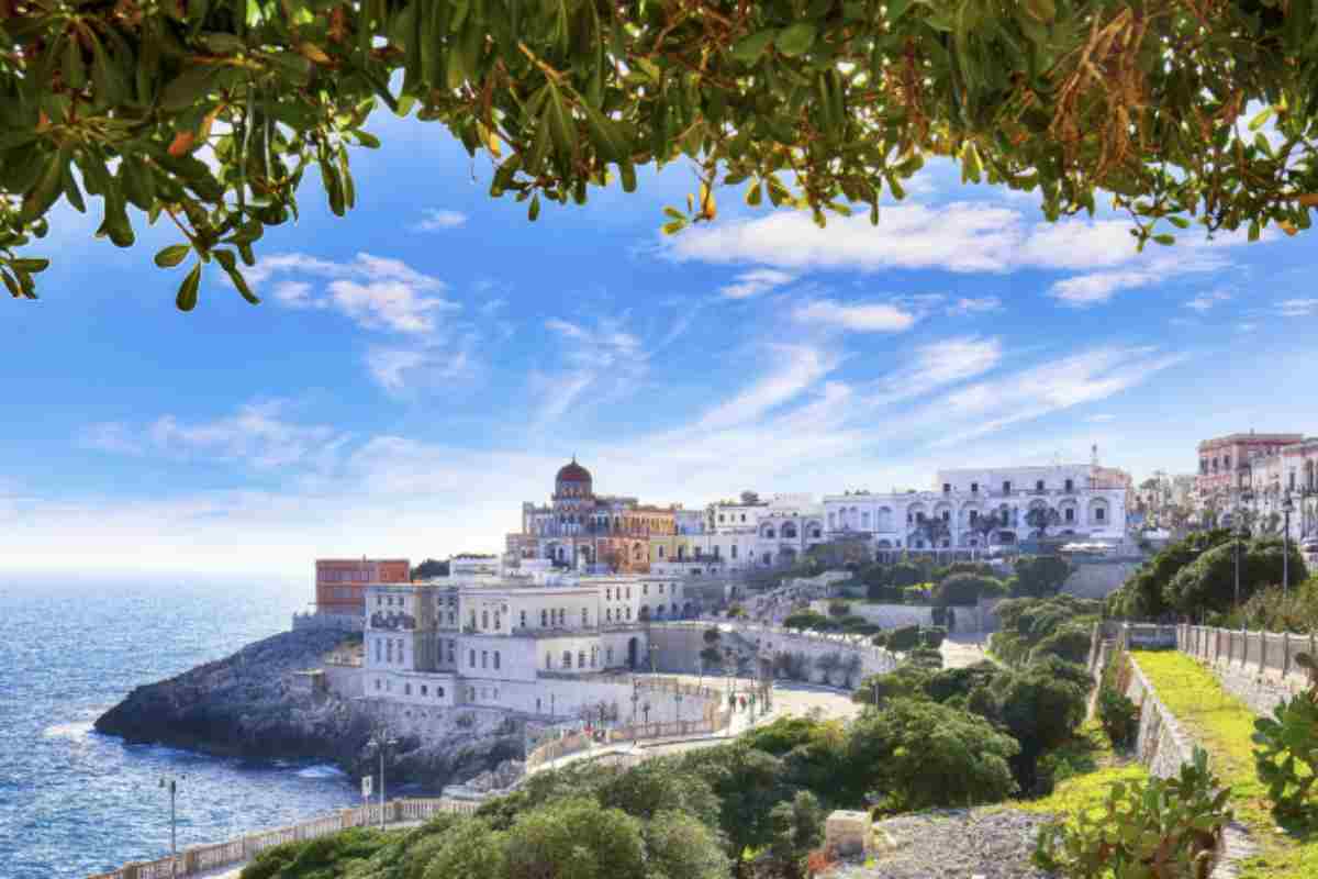 Spostandosi sulla costa adriatica del Salento, tra Otranto e Castro, si incontra Santa Cesarea Terme, un comune di 2.775 abitanti