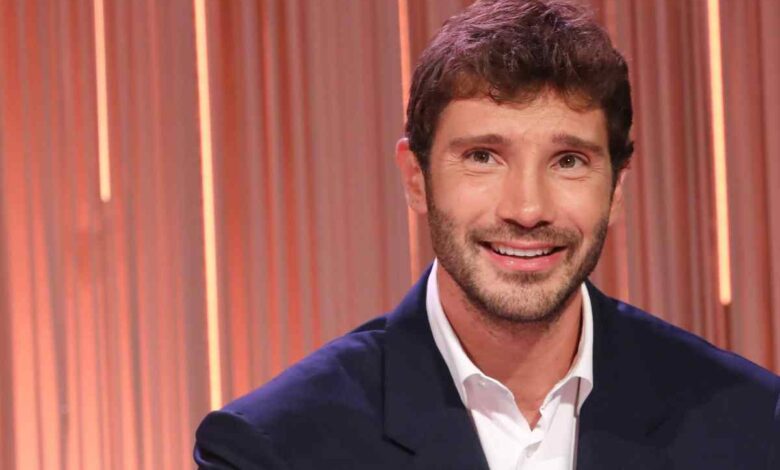 Stefano De Martino dimentica i problemi con Caroline Tronelli, tutti i dettagli