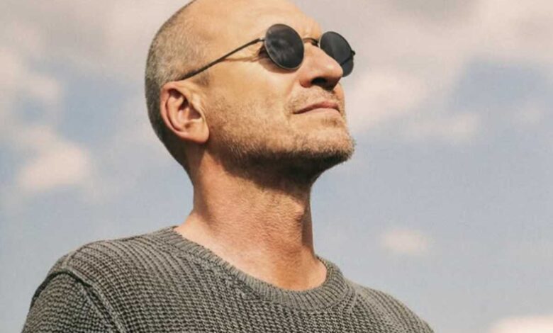 Il cantautore milanese, attivo dal 1988 e ancora protagonista della scena musicale italiana con numerose tournée e pubblicazioni