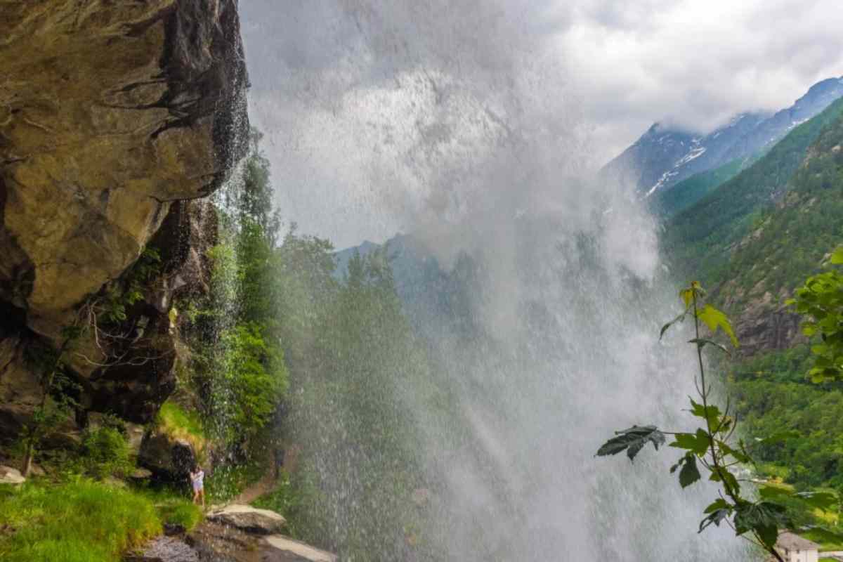 Ad un’ora da Torino, tra montagne e verde, c’è una cascata segreta che ...