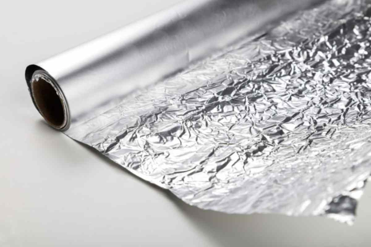 Oltre alla cucina, il foglio di alluminio trova applicazioni pratiche anche in altri ambiti domestici, ad esempio per rimuovere le placche