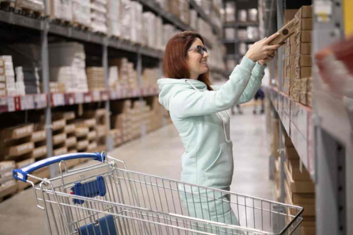 Il successo di IKEA risiede anche nella sua capacità di ottimizzare la produzione e la distribuzione attraverso il celebre sistema dei pacchi piatti,