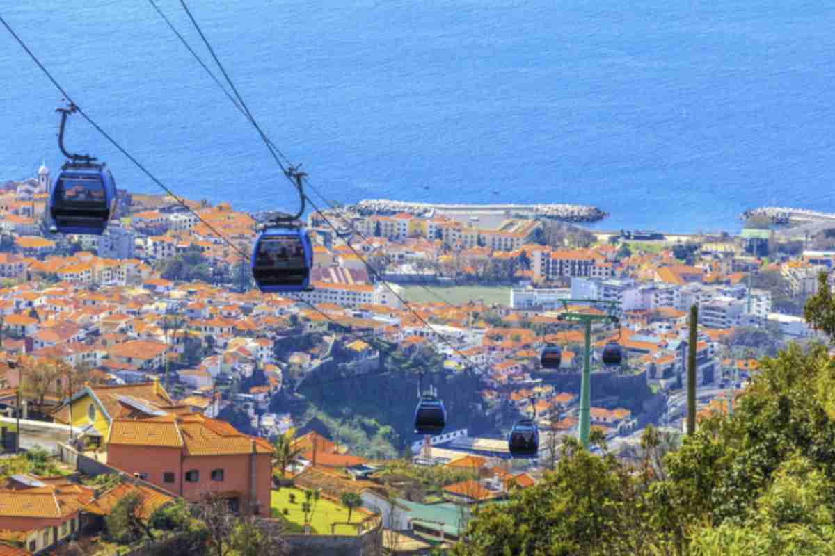 Funchal, capitale dell’isola, rappresenta il punto di partenza ideale per esplorare Madeira. Da non perdere è il Jardim Botanico