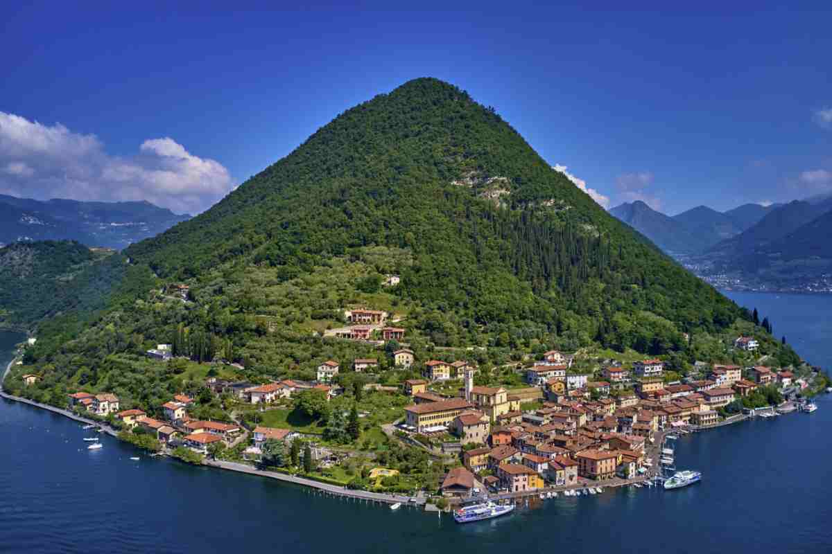 Monte Isola offre una rete di sentieri che si snodano tra boschi, vigneti e colline, adatti sia agli escursionisti esperti che a chi preferisce