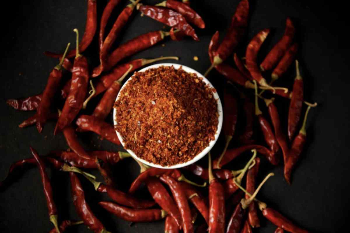 L’uso del peperoncino come deterrente naturale presenta numerosi vantaggi, tra cui la non tossicità per gli esseri umani e gli animali domestici
