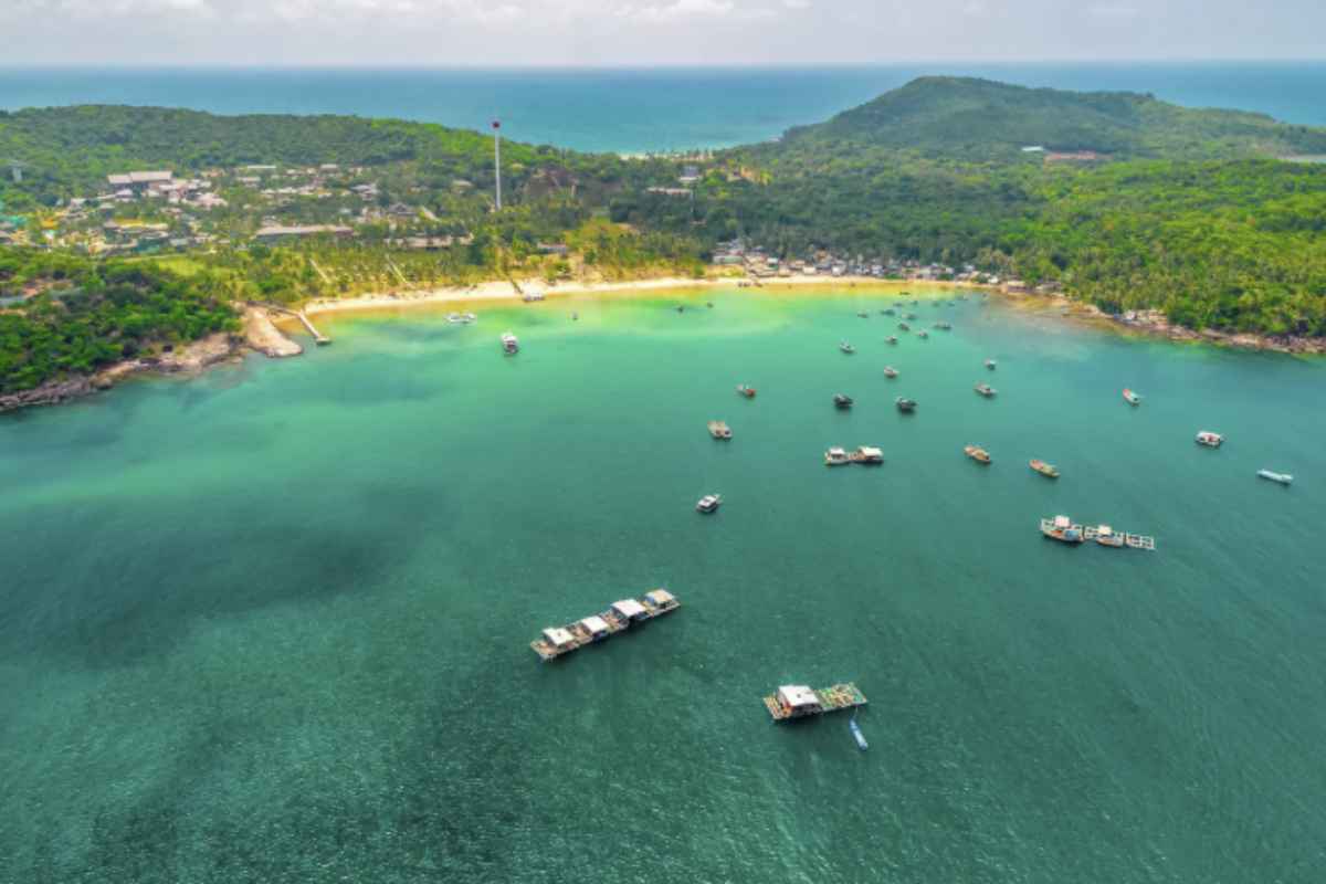 Il clima equatoriale monsonico di Phu Quoc garantisce temperature miti quasi tutto l’anno, con una stagione secca da novembre