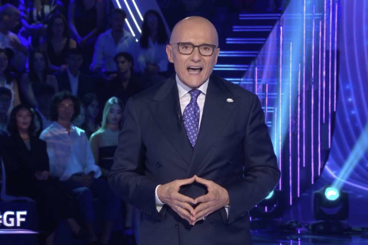 Dopo anni di impegni televisivi intensi, Signorini ha scelto di rallentare per dedicarsi maggiormente alla sua vita personale.