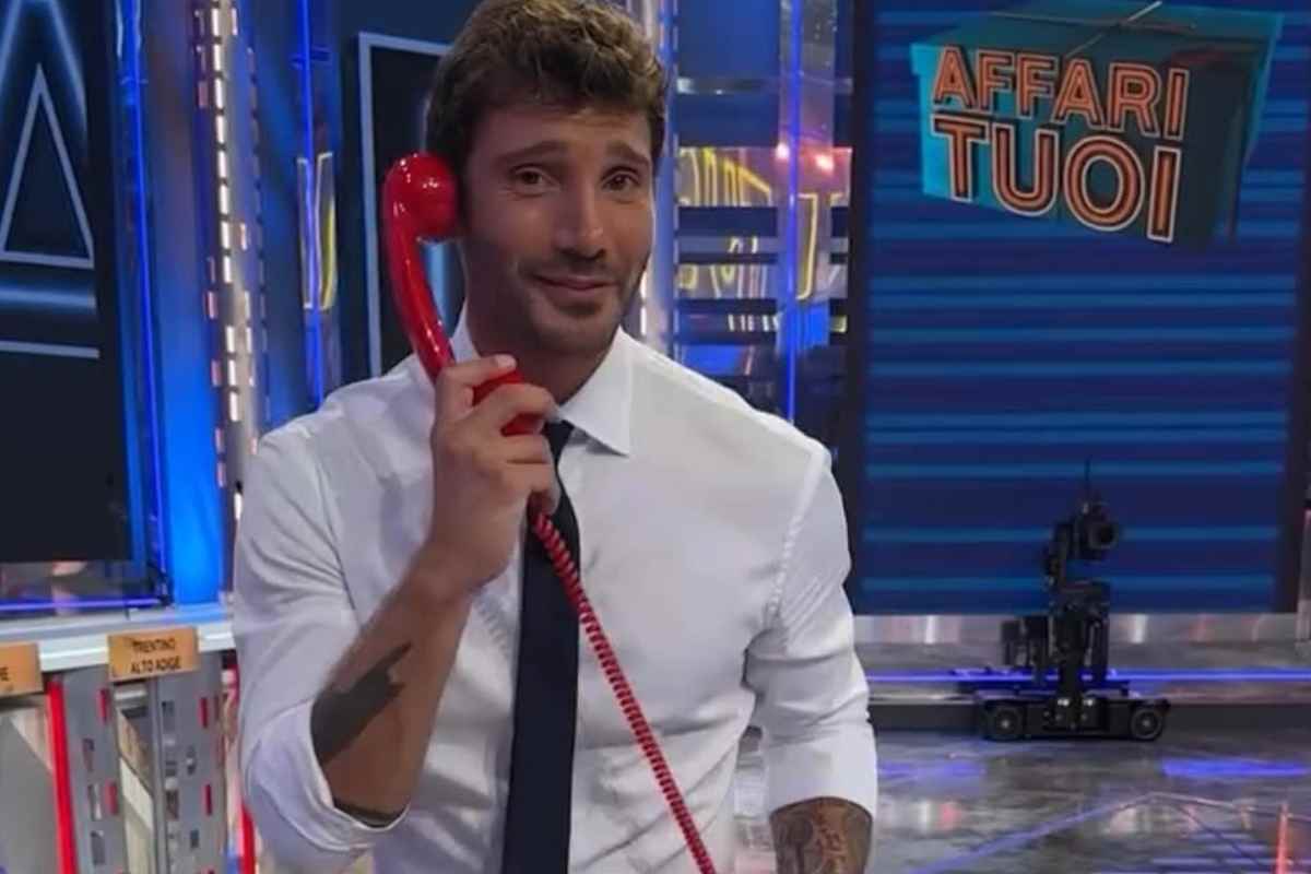 Affari Tuoi e De Martino decisi a battere Scotti, ma arrivano nuovi problemi