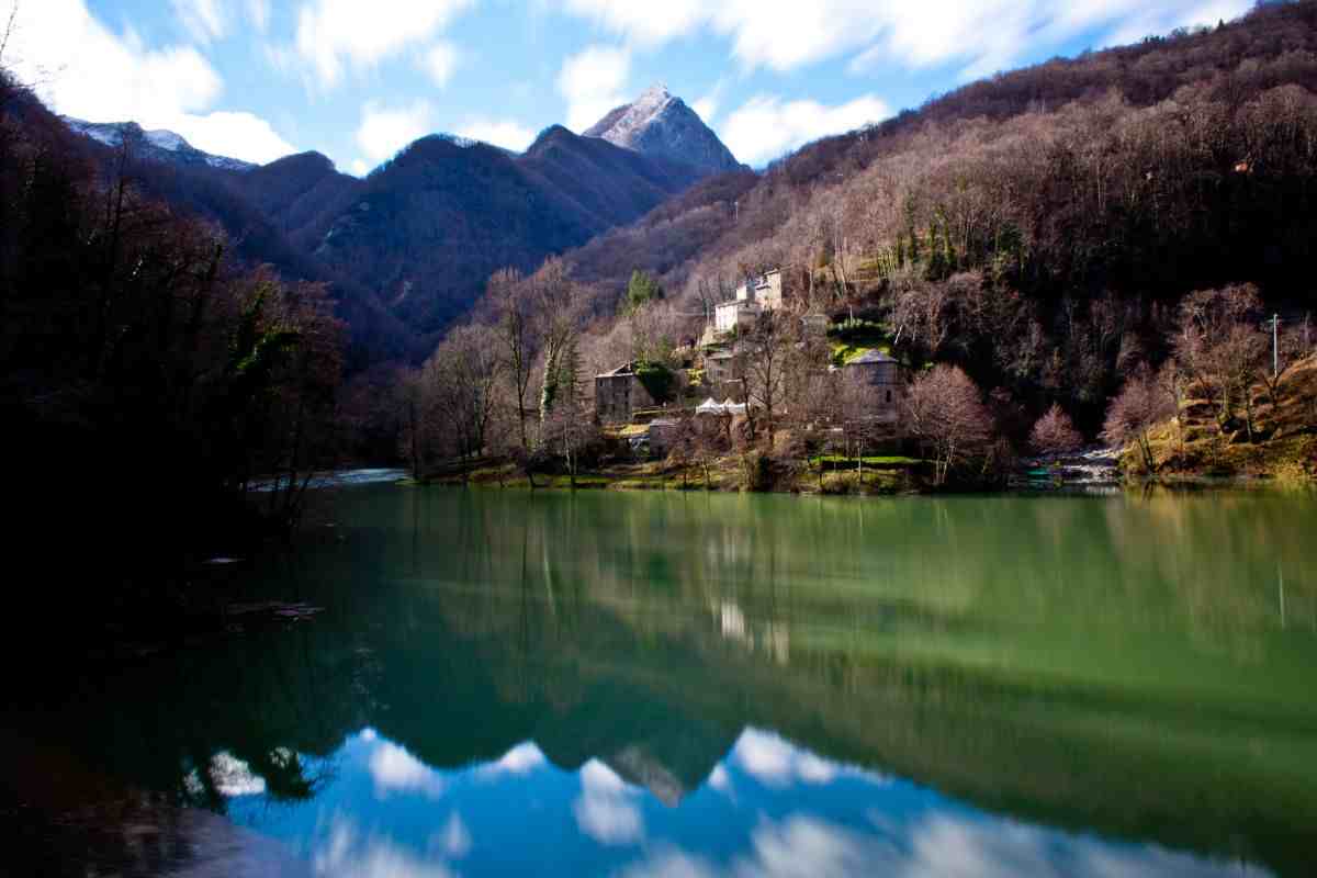 scopri il borgo di pietra sul lago in toscana: l'isola santa